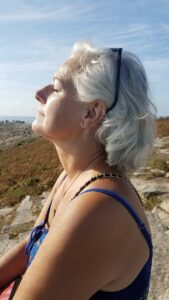 Femme coach en bien-être méditant en pleine nature pour gérer le stress