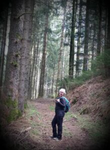 Simone Grunfelder, coach en bien-être, marchant dans une forêt pour illustrer le respect de soi