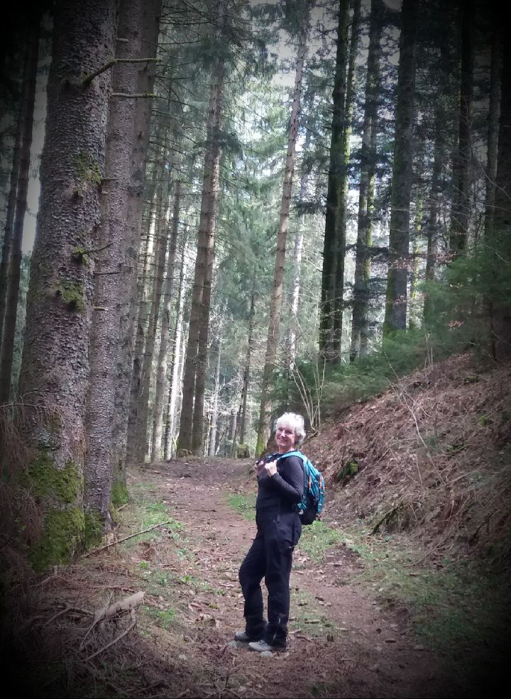 Simone Grunfelder, coach en bien-être, marchant dans une forêt pour illustrer le respect de soi