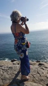 Coach en bien-être, prenant des photos dans la nature, illustrant un week-end de ressourcement pour gérer le stress